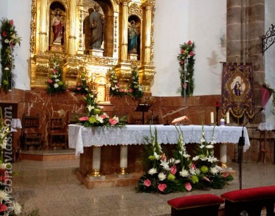 Decoración floral para el altar