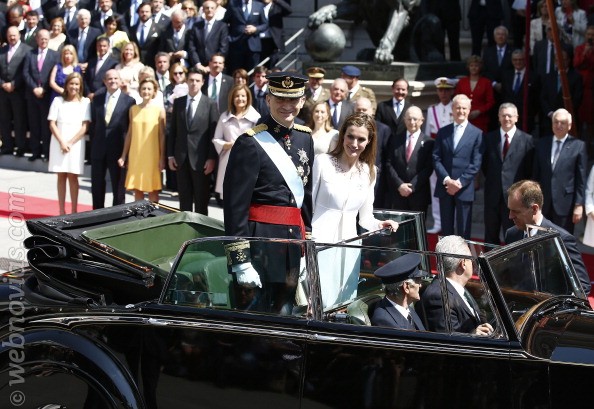La reina Letizia apuesta por el blanco