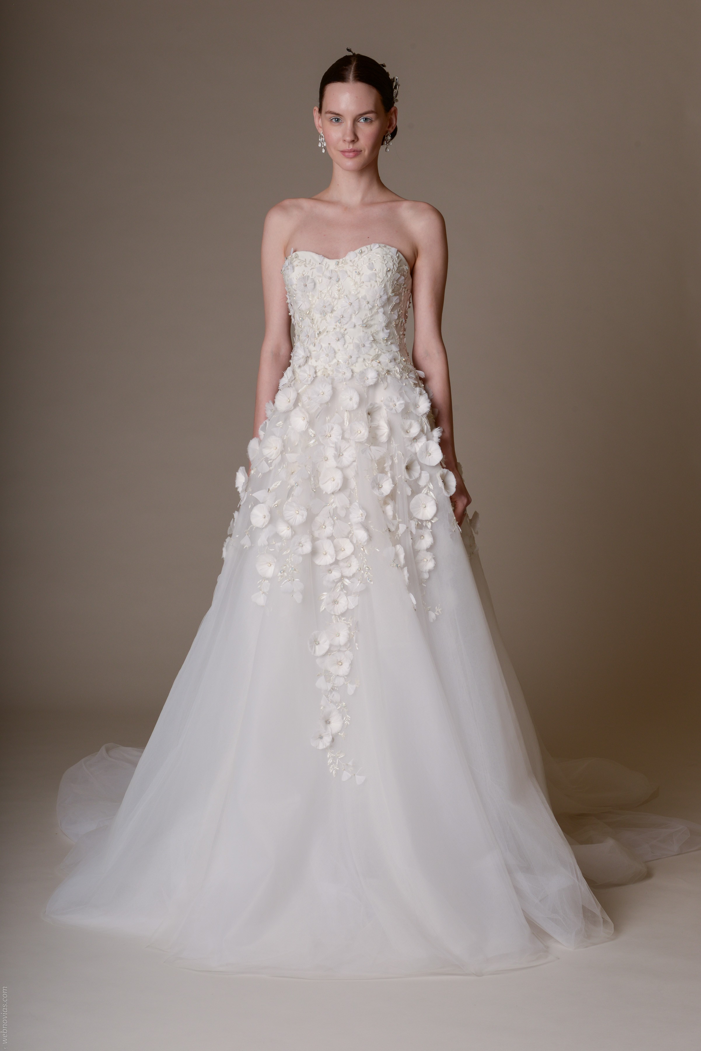 Vestido con cascada de flores de Marchesa. New York Bridal Week