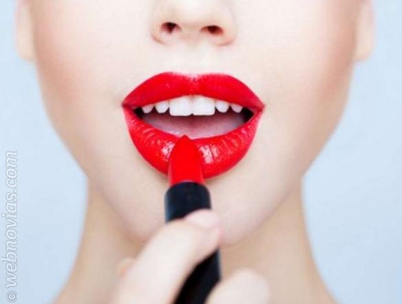 Ideas de maquillaje: Novias con labios rojos