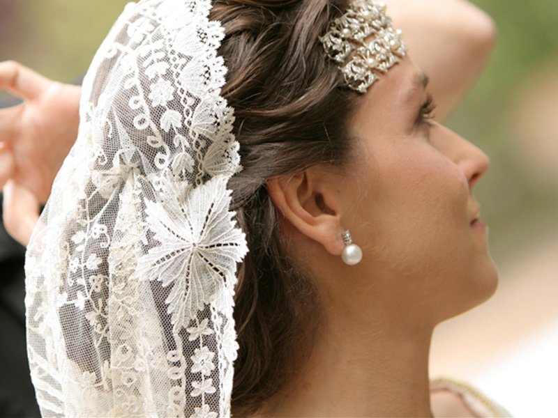 Cómo se coloca el velo mantilla de novia? | Con Mayte - Webnovias.com